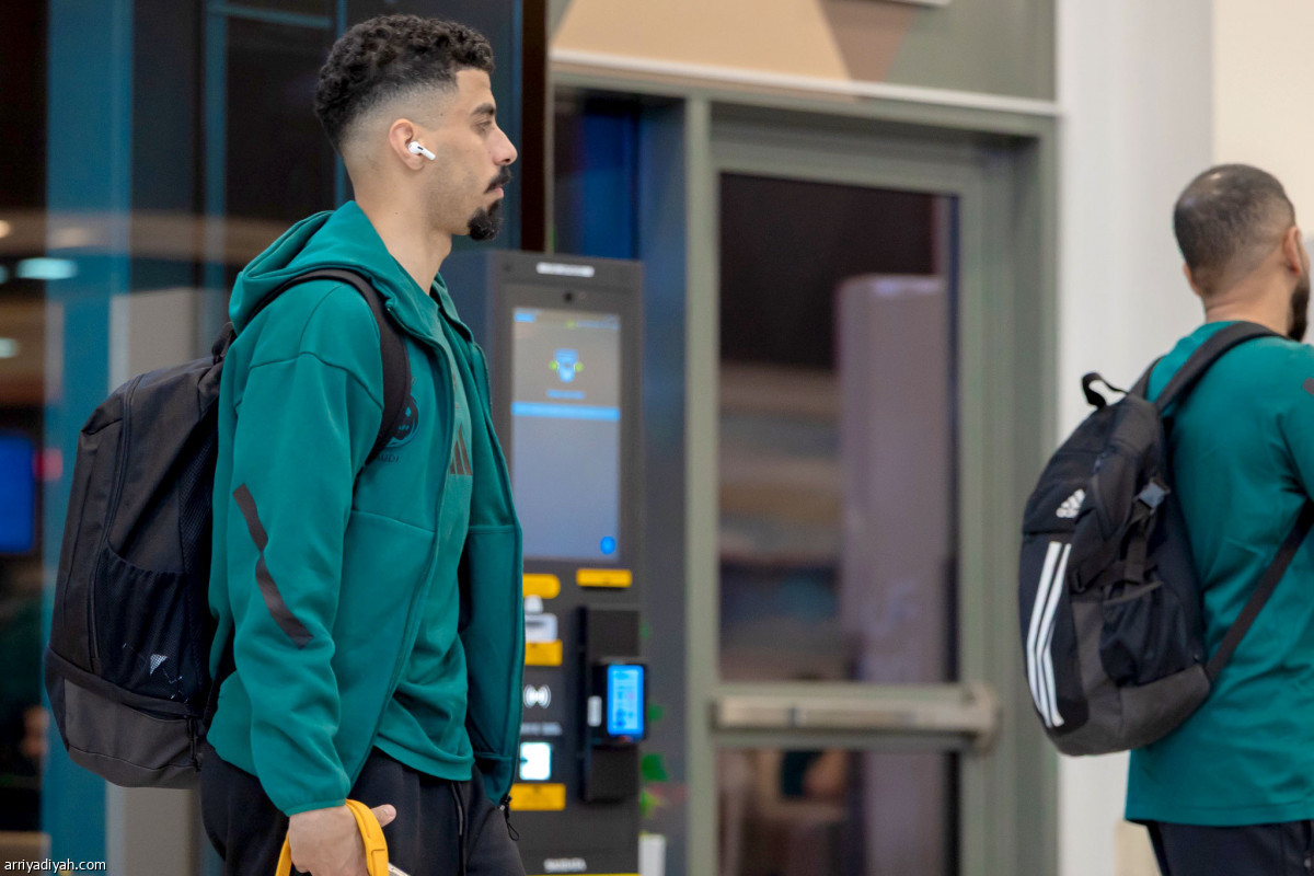 «الصقور» تطير