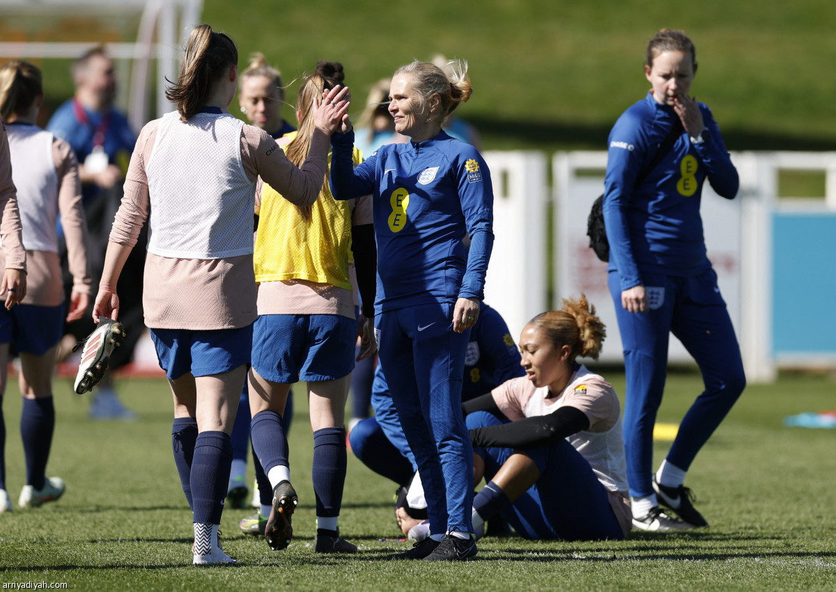 سيدات الإنجليز يتأهبن