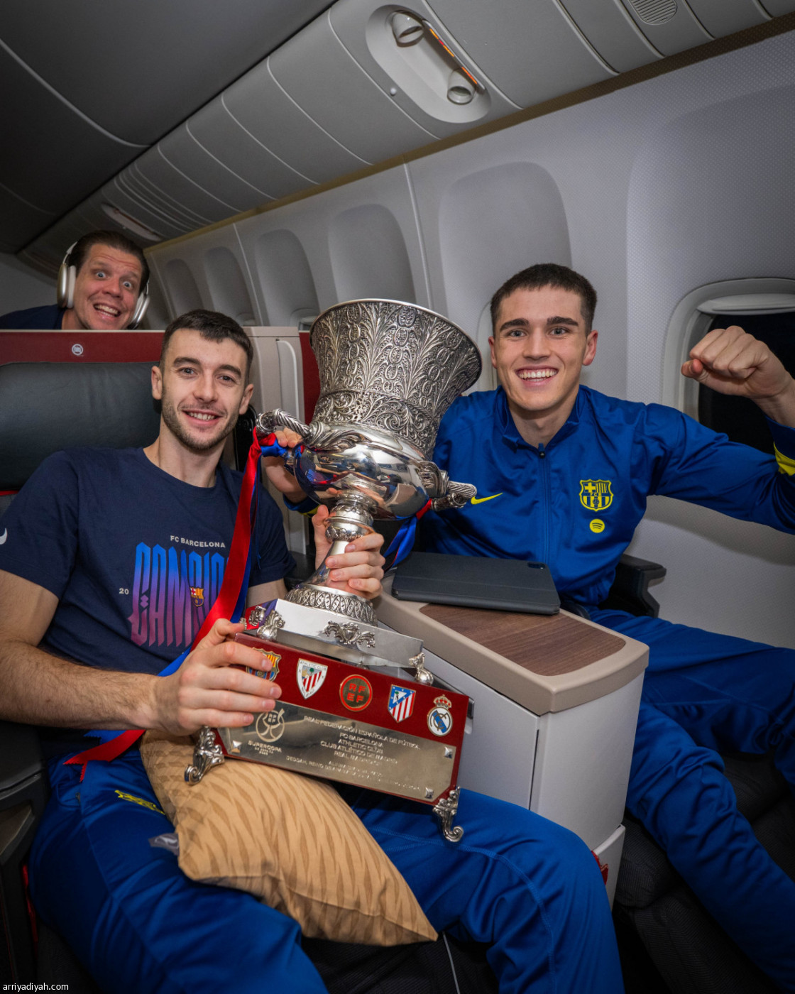 فرحة الكأس في الطائرة