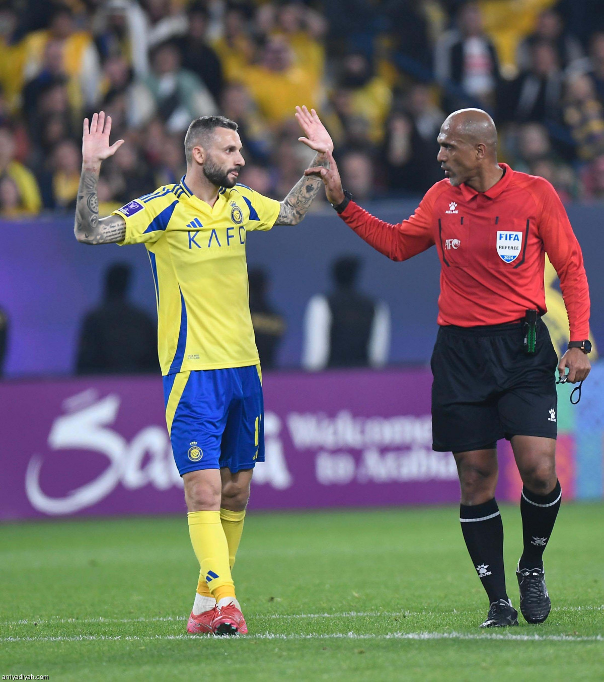 النصر يستعرض