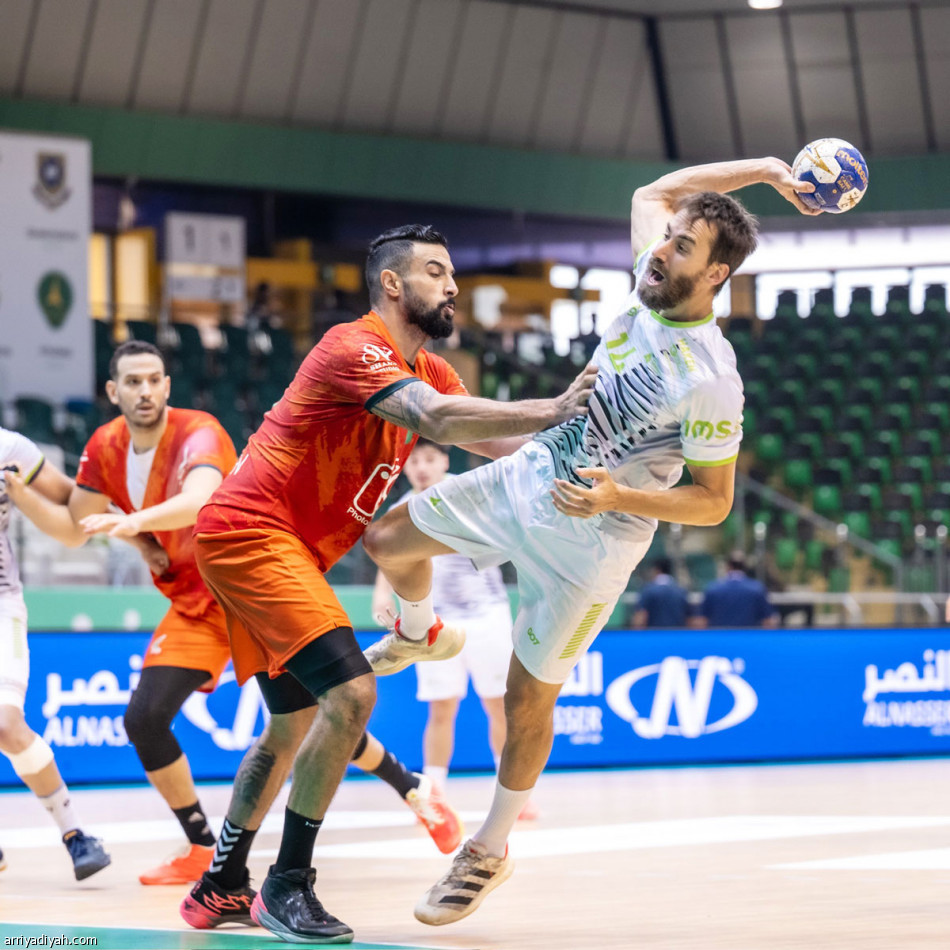 المدرب الأصغر 
يضرب الكبار