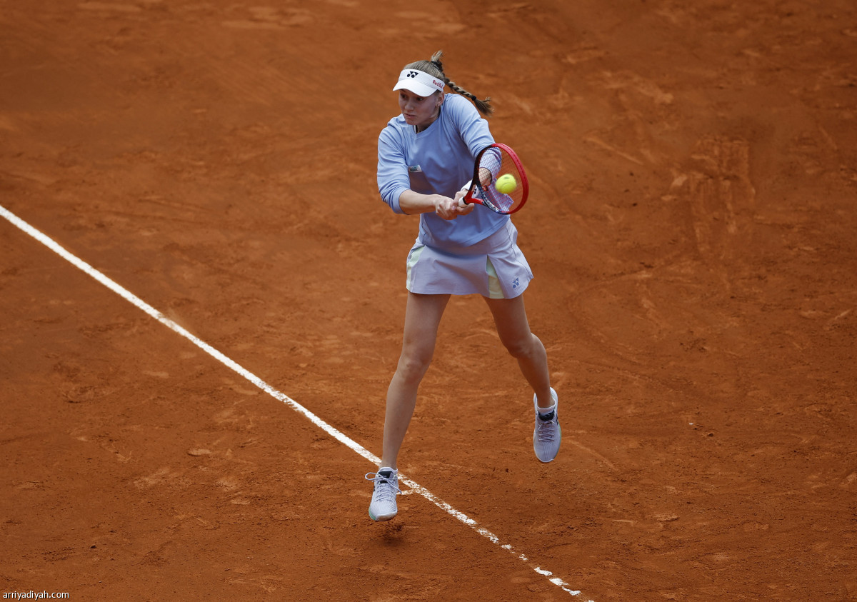 إيلينا تعبر