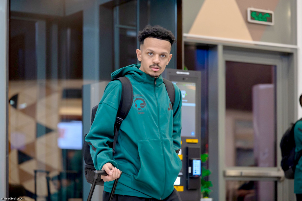 «الصقور» تطير