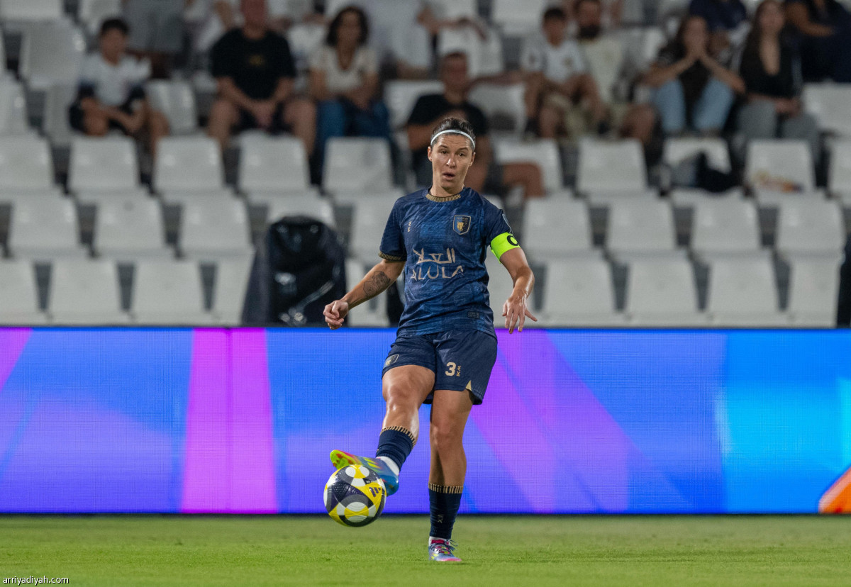 الأهلي إلى نهائي السوبر