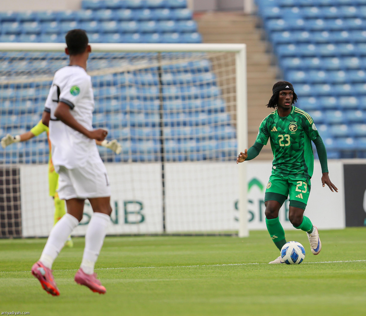 الأخضر يعبر