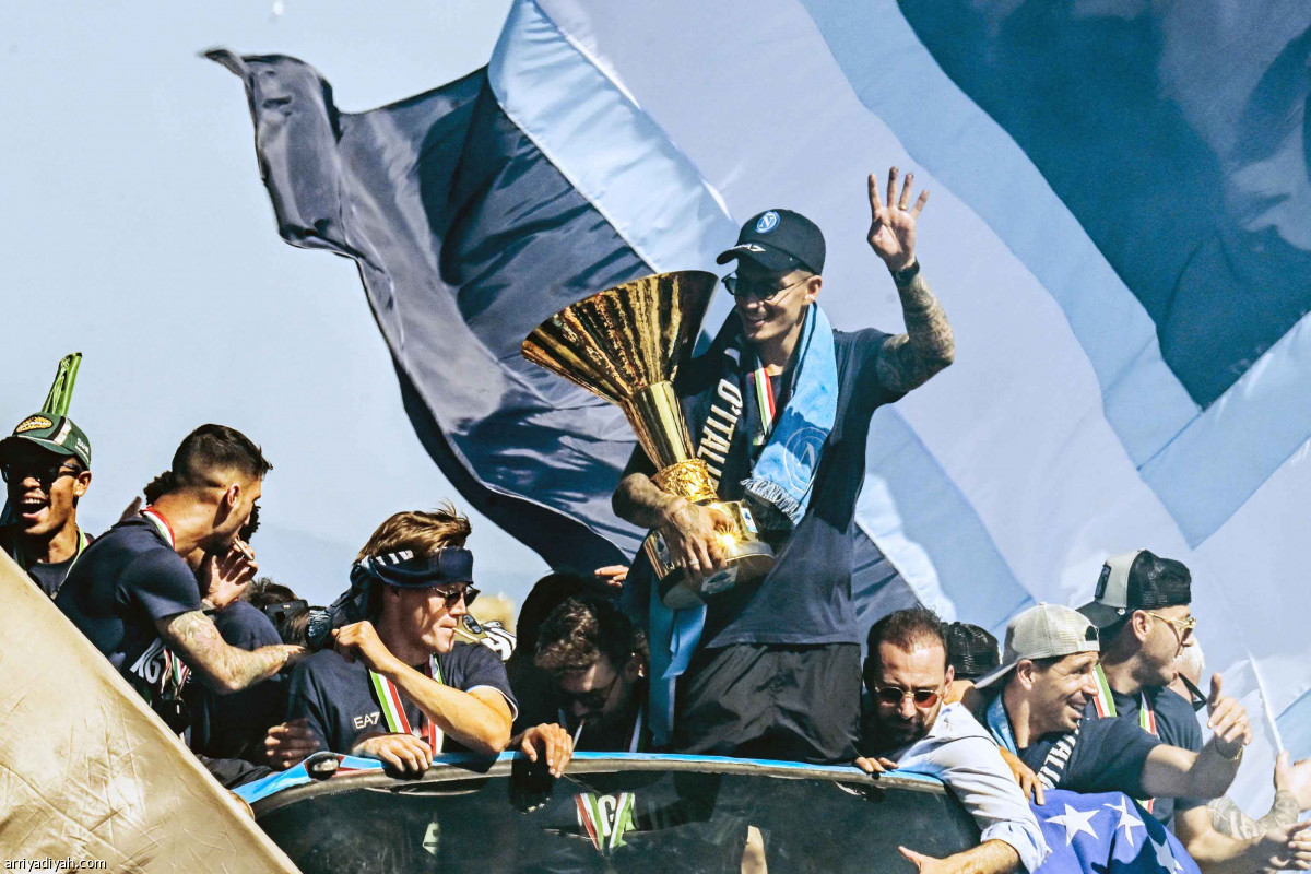 نابولي تزف الأبطال