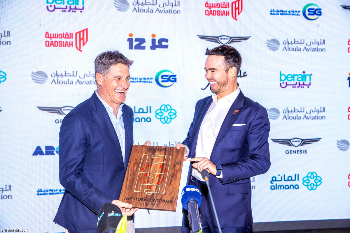 ميتشيل يجدد